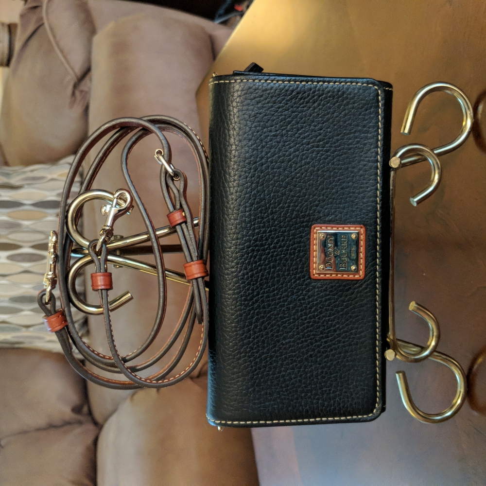 EUC Dooney & Bourke Daphne Crossbody